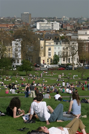 Primrose Hill - Crowds sunbathing - © Giles Barnard Primrose Hill - Crowds sunbathing - © Giles Barnard