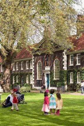 Geffrye Museum - Geffrye Museum, children on front lawn. Photo by Morley Von Sternber