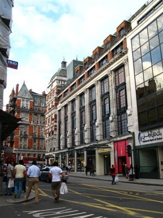 Kensington Gore - Approaching Harvey Nichols from Sloane Street