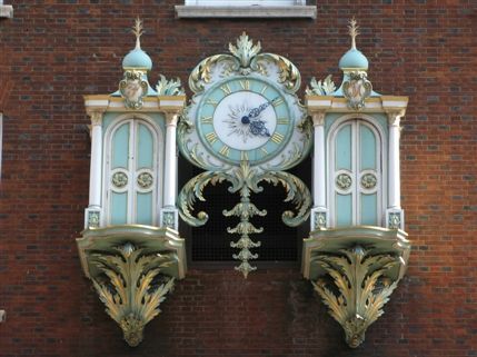 Fortnum & Mason: 1707 Wine Bar - The clock on the facade of Fortnum and Mason