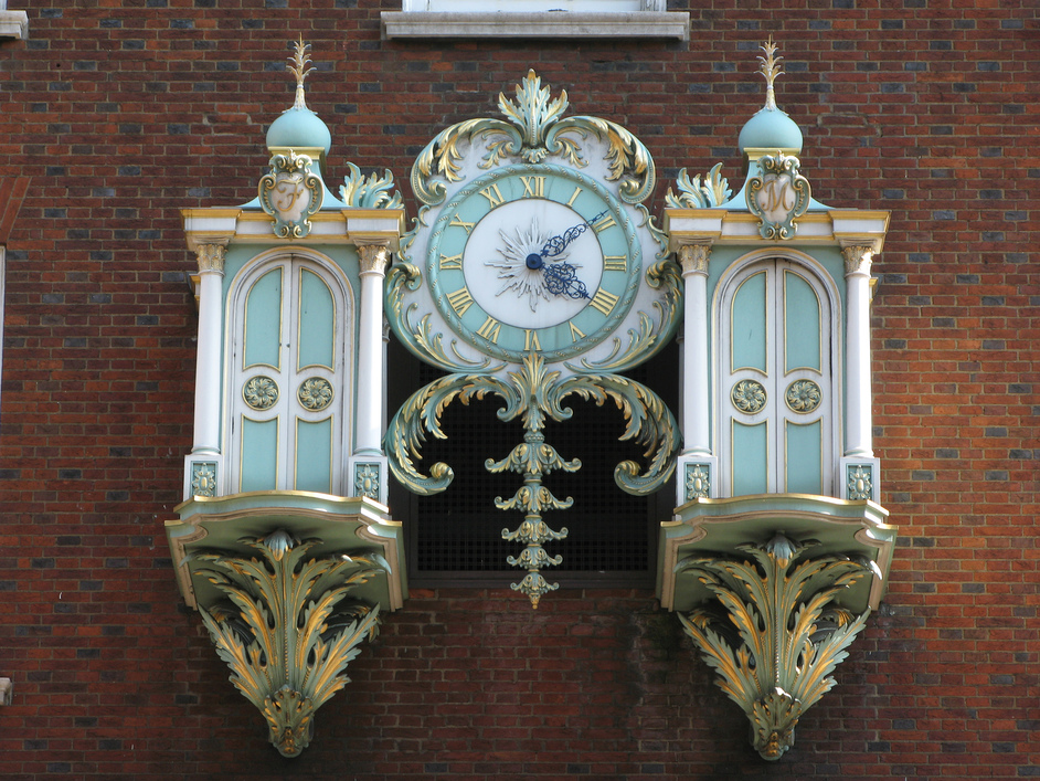 Fortnum & Mason: 1707 Wine Bar - The clock on the facade of Fortnum and Mason