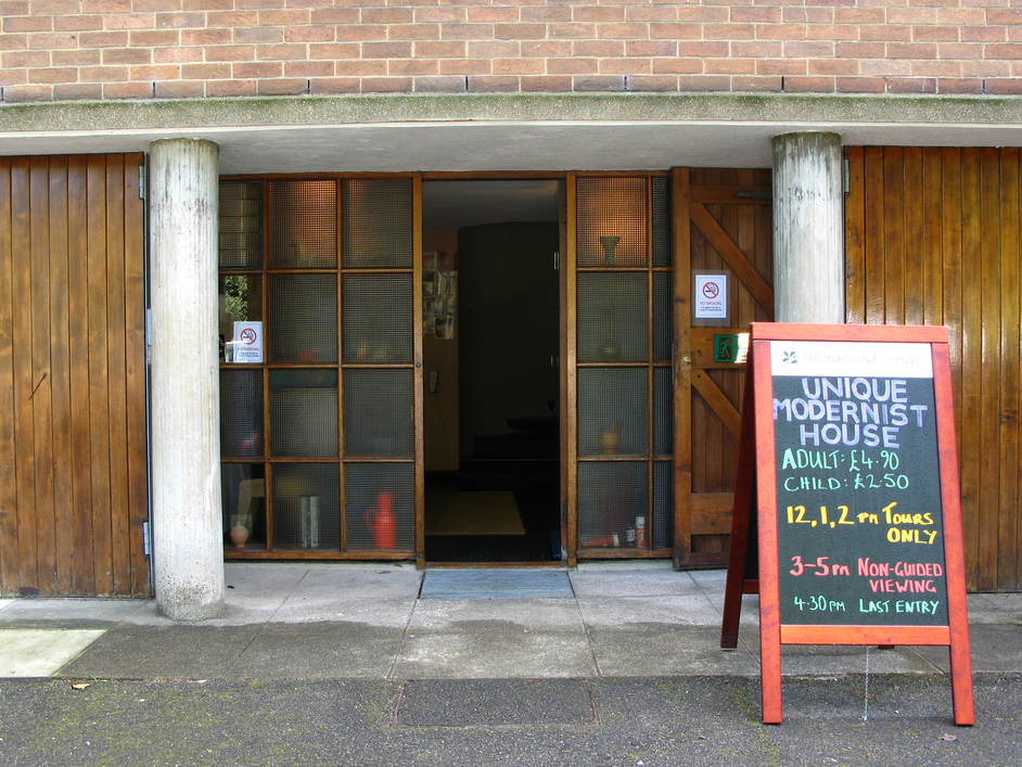 2 Willow Road - The entrance to 2 Willow Road