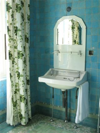 Eltham Palace - Stephen Courtauld's tile-lined bathroom. Eltham Palace - Stephen Courtauld's tile-lined bathroom.