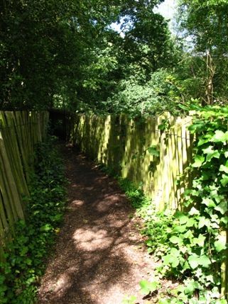 NW3 1BD - Lane into the Kenwood ladies' bathing pond