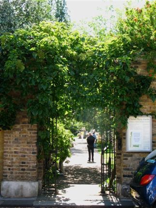 Chelsea Physic Garden - Entrance on Swan Walk to Chelsea Physic Garden