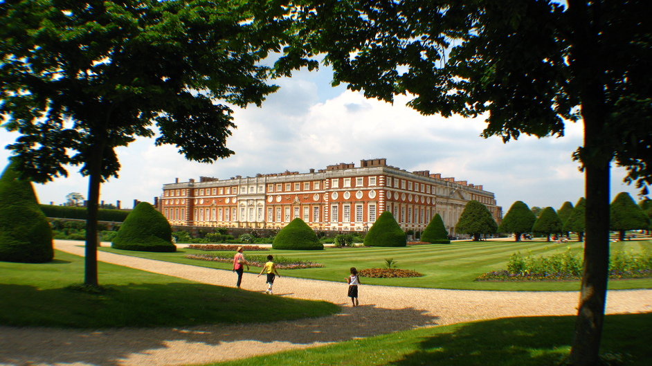 Hampton Court Palace - View of Hampton Court Palace from the Great Fountain Garden