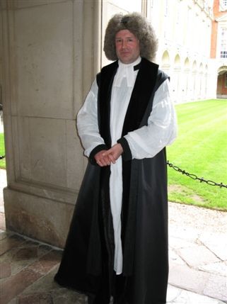 Hampton Court Palace - Guide in medieval garb Hampton Court Palace - Guide in medieval garb