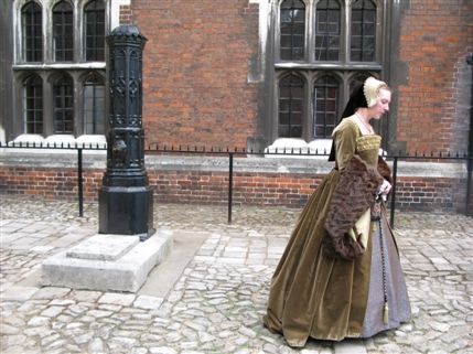 Hampton Court Palace - Guide in medieval garb Hampton Court Palace - Guide in medieval garb