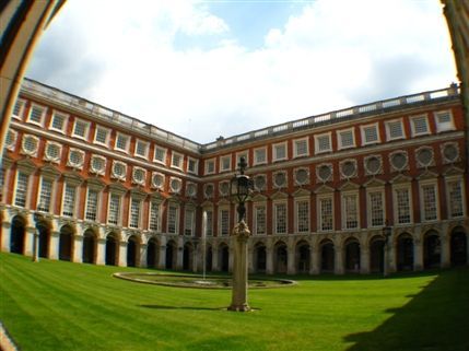 Hampton Court Palace - Fountain Court Hampton Court Palace - Fountain Court