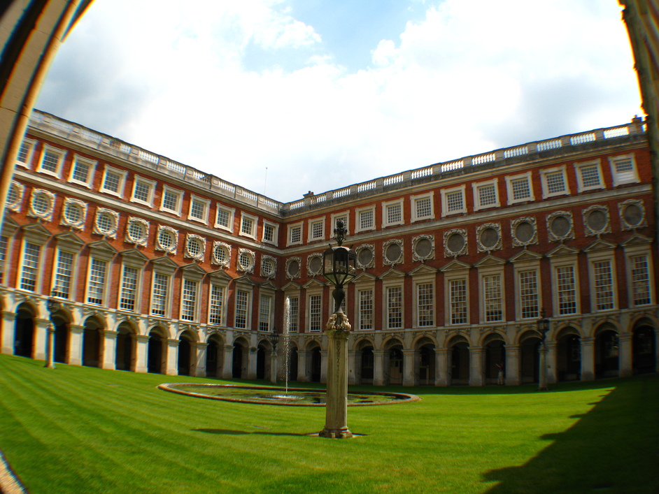Hampton Court Palace - Fountain Court