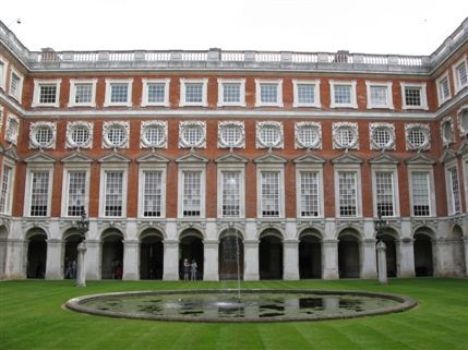 Hampton Court Palace - Fountain Court Hampton Court Palace - Fountain Court