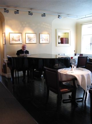 Kettner's Champagne Bar - The jazz pianist