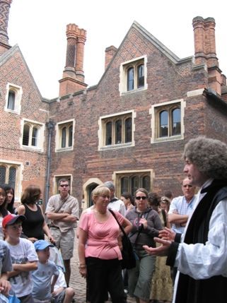 Hampton Court Palace - Led by a guide in medieval garments Hampton Court Palace - Led by a guide in medieval garments