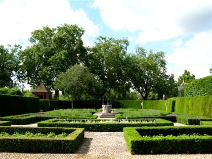 Kew Palace - Garden behind Kew Palace