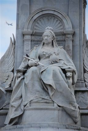Wilton Crescent - Queen Victoria Memorial
