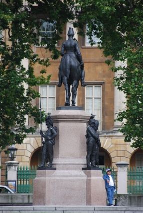 Apsley House - Duke Of Wellington Statue Facing Apsley House