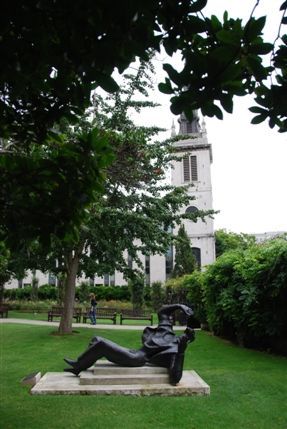 St Paul's Cathedral - Beckett Sculpture In St Paul's Church Yard