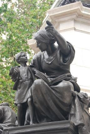St Clement Danes - Statue Outside St Clement Danes