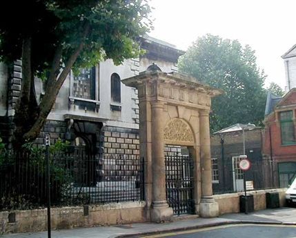 St-Giles-In-The-Fields - Resurrection gate of 1800