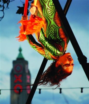 Mayor's Thames Festival - Carnival Performer Valentina Ramirez, Mandinga Arts, photo by Ignacio Izquierdo