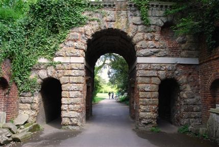 Kew Gardens (Royal Botanic Gardens) - Kew Gardens Sir William Chambers Roman Arch Kew Gardens (Royal Botanic Gardens) - Kew Gardens Sir William Chambers Roman Arch