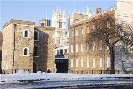 Jewel Tower - Jewel Tower Exterior With Westminster Abbey In The Background.
