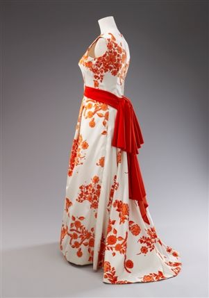 The State Rooms, Buckingham Palace - Evening dress worn during the State Visit to Singapore, 1972. Designed by Norman Hartnell The State Rooms, Buckingham Palace - Evening dress worn during the State Visit to Singapore, 1972. Designed by Norman Hartnell