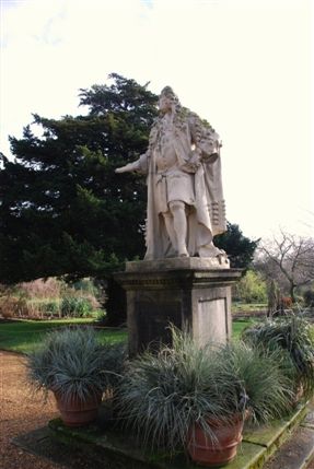 Chelsea Physic Garden - Sir Hans Sloane Statue In Chelsea Physic Garden