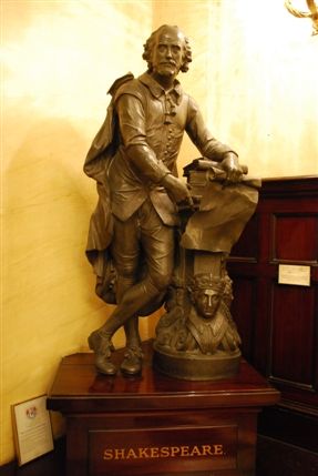 Theatre Royal Drury Lane - William Shakespeare Statue Inside The Box Office At Theatre Royal