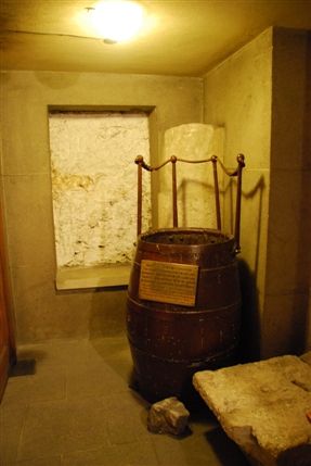 All Hallows by the Tower - Crows Nest Of Shackleton Insdie The Crypt Of All Hallows By The Tower