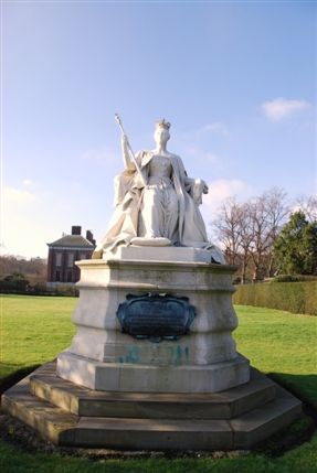 The Orangery (Kensington Palace) - Queen Victoria Statue