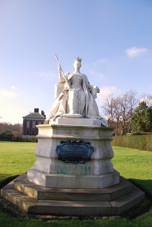 The Orangery (Kensington Palace) - Queen Victoria Statue