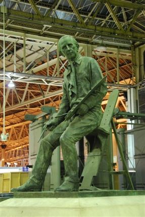 Waterloo Railway Station - Statue Of The English Artist Terence Cuneo