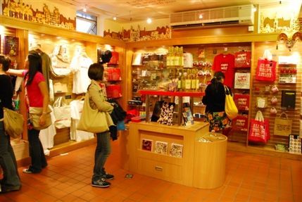 Shakespeare's Globe Theatre - Globe Theatre Shop