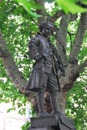 Pimlico Road Farmers' Market - Statue Of Wolfgang Amadeus Mozart