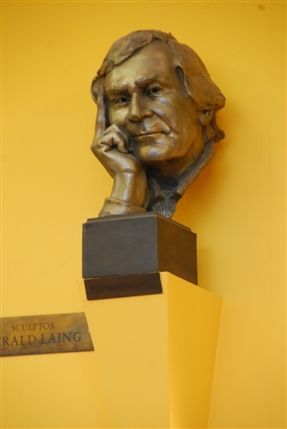 Shakespeare's Globe Theatre - Bust of Sam Wanamaker