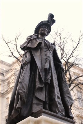 St James's Park - Queen Mother's Statue