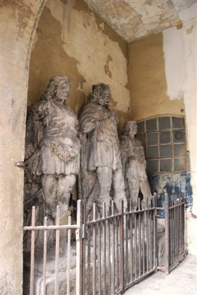 Floral Street - St Dunstan's In The West King Lud Statue