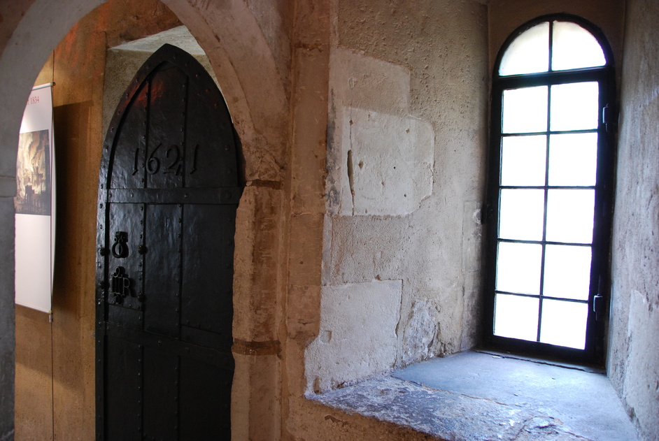 Great College Street - 17th Century Door Inside The Jewel Tower