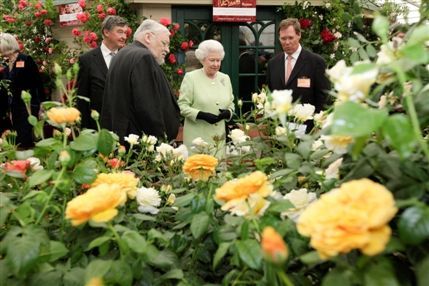 RHS Chelsea Flower Show - The Queen visiting Chelsea Flower Show, 2009. Photo by Jon Enoch/RHS