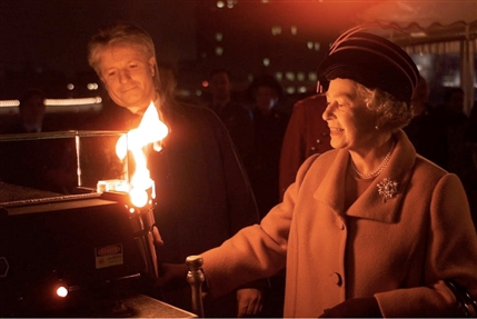 The Queen's Diamond Jubilee Beacons - The Queen lights the Millennium Beacon with Bruno Peek in 1999 The Queen's Diamond Jubilee Beacons - The Queen lights the Millennium Beacon with Bruno Peek in 1999