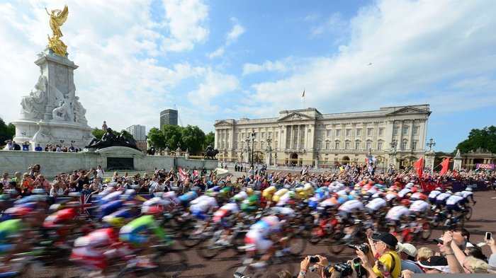 Olympic Road Race passes Buckingham Palace