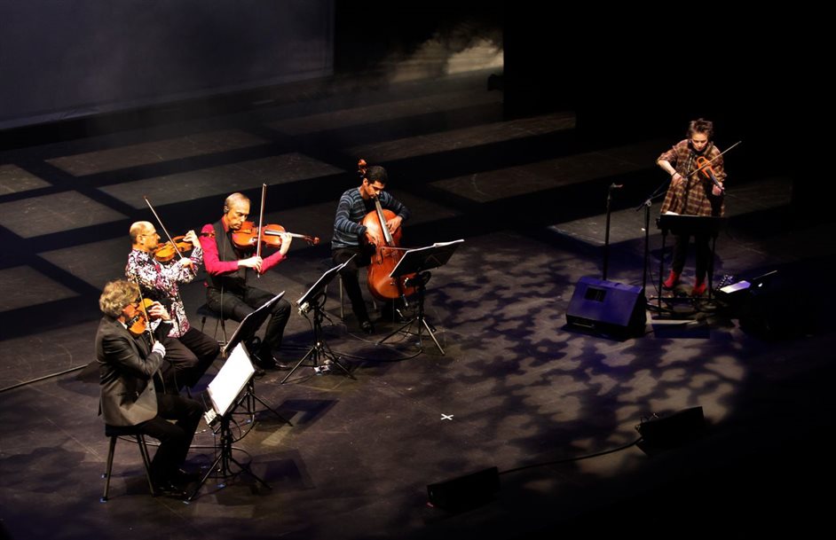 Laurie Anderson & Kronos Quartet: Landfill - Scenes From My New Novel - Kronos Quartet and Laurie Anderson © Susan Biddle Image from LondonTown.com Laurie Anderson & Kronos Quartet: Landfill - Scenes From My New Novel - Kronos Quartet and Laurie Anderson © Susan Biddle